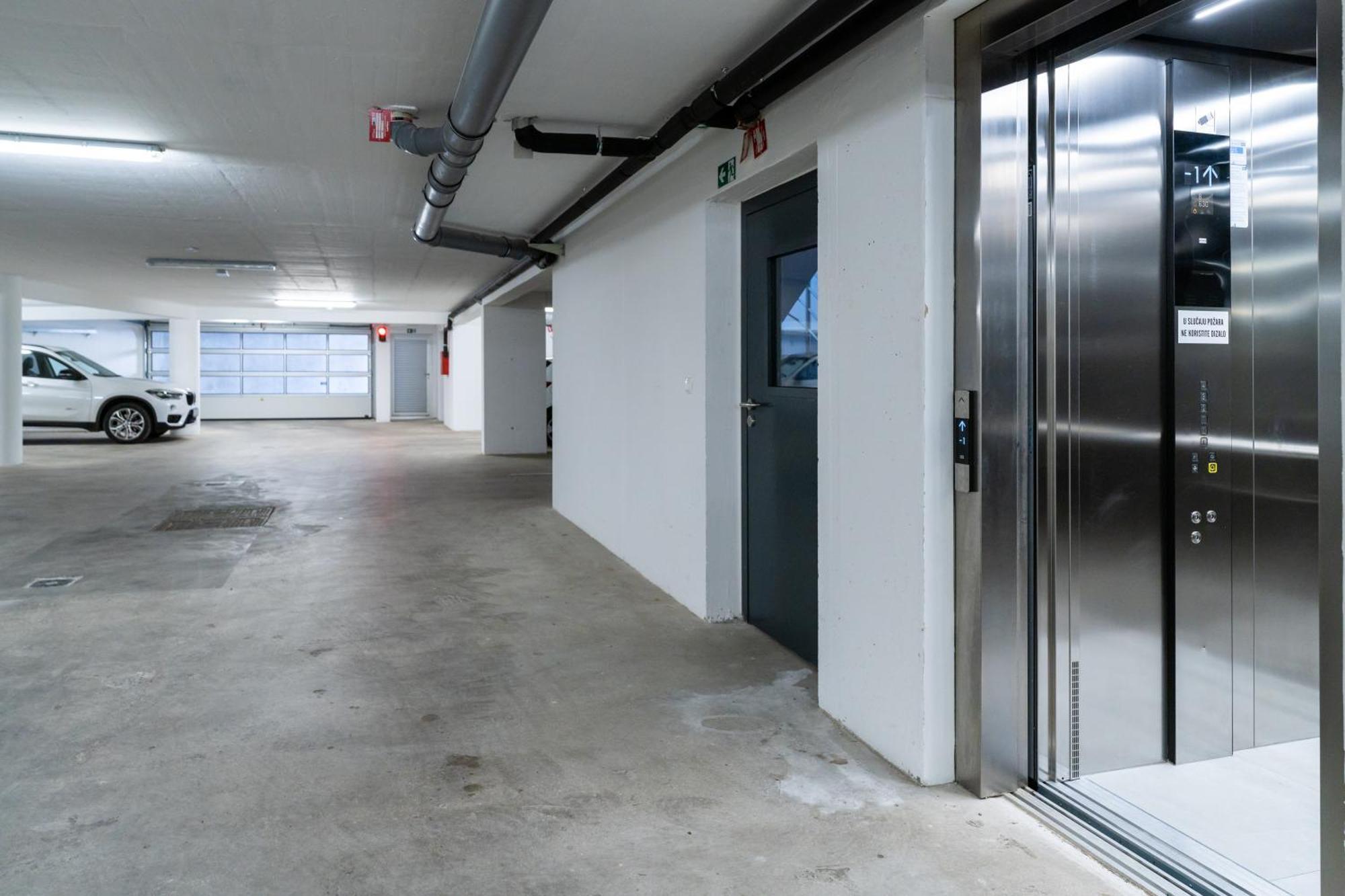 Tres Fenestras Zadar - Private Parkingアパートメント エクステリア 写真